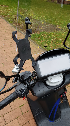 NIU NQI PRO mit Hallterung für Handy und Wetterschutzscheibe 14.10.2020  (1).jpg