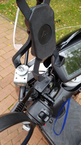 NIU NQI PRO mit Hallterung für Handy und Wetterschutzscheibe 14.10.2020  (2).jpg