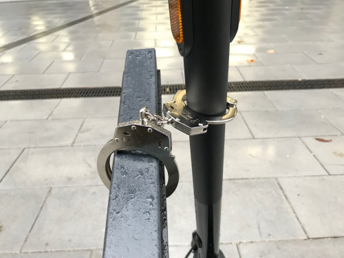 Niu Kick Scooter Handschellen.jpg