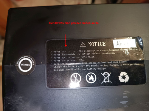 004-Schild am Akku sollte man gelesen haben.jpg