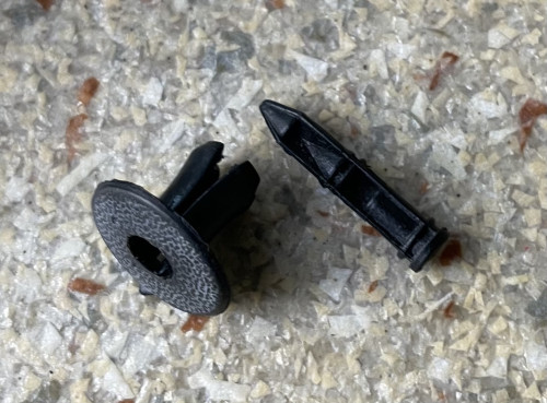 NIU NGT Plastik Niete.jpg